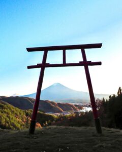 河口浅間神社　天空の鳥居、富士山、11月秋、山梨県南都留郡の観光・撮影スポットの名所